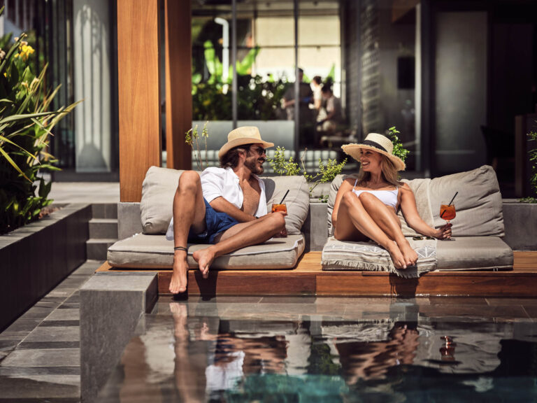 Select Green Hotels Contessina Suites and spa paar am pool mit cocktails