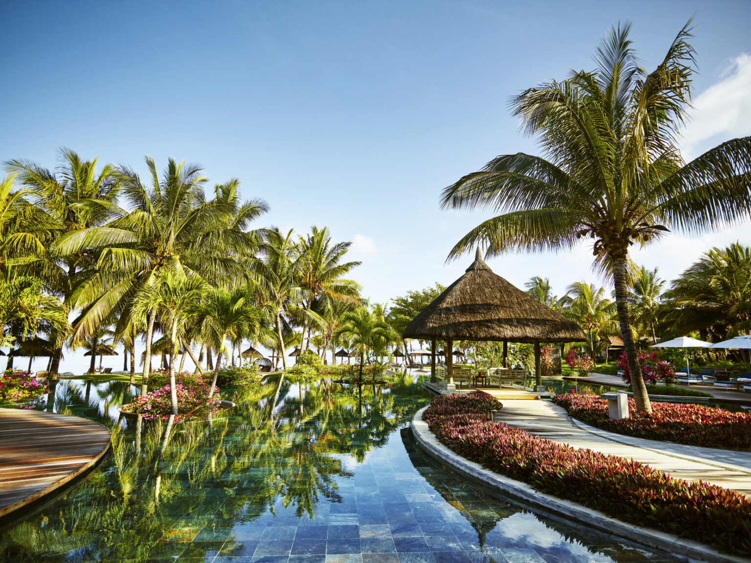 Select Green Hotels LUX* Le Morne pool
