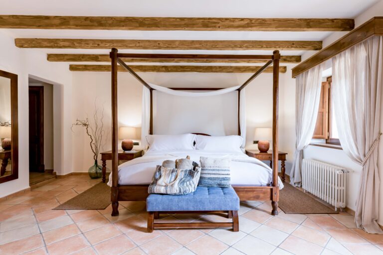 LJs Ratxo Eco Luxury Resort Mallorca bed