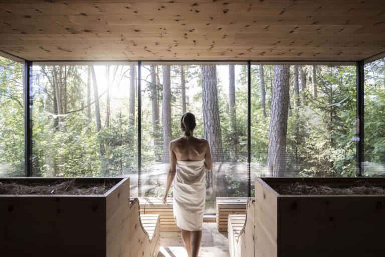 Adler Lodge Ritten Frau in Sauna