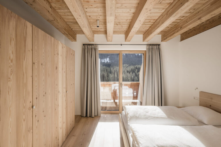 Select Green Hotels Karerhof Bio Bauernhof in Südtirol modernes Apartment Schlafzimmer